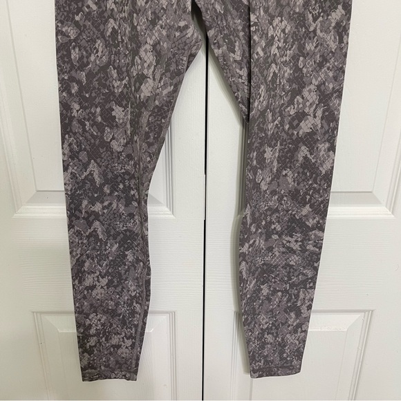 EUC Lululemon Align High-Rise Leggings 28” Size 6 - Picture 4 of 10